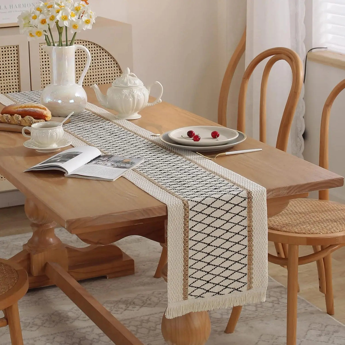 Beige boho table runner with tassels and geometric pattern - vue 5 sur 7