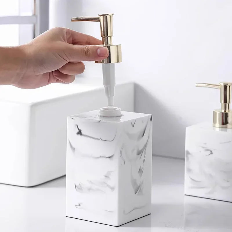 portable hand sanitizer and lotion bottle - vue 3 sur 12