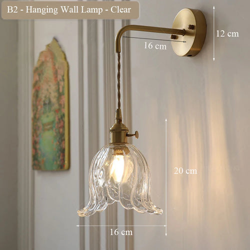 Modern adjustable glass and brass wall light for an elegant interior - vue 13 sur 12