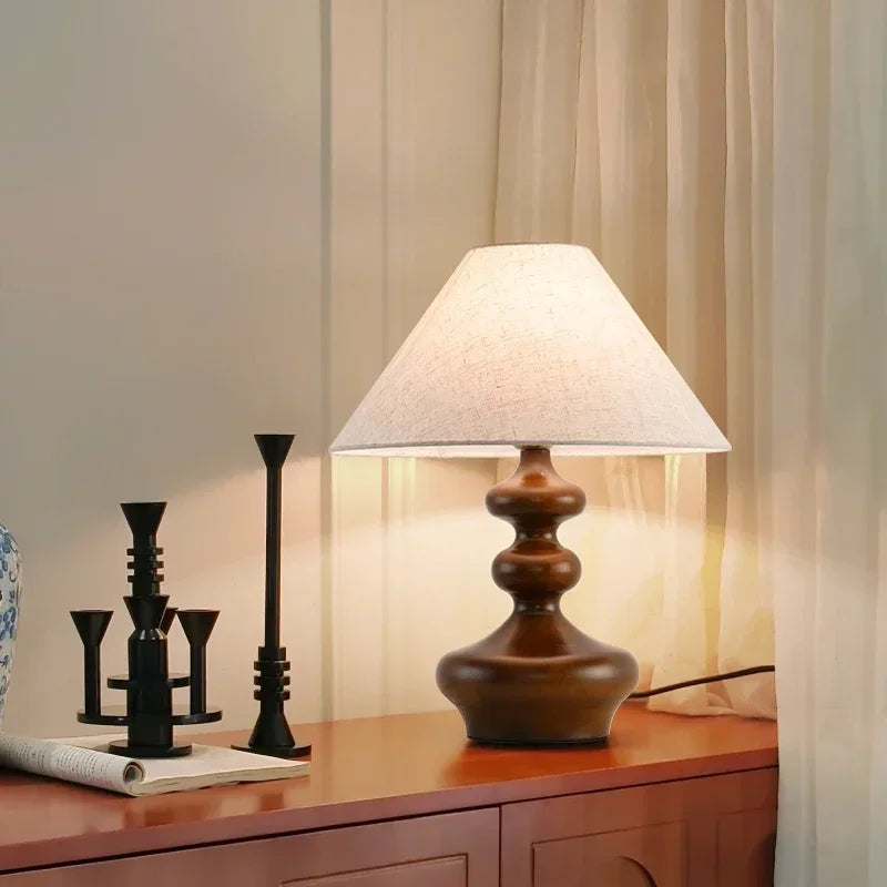 Modern desk lamp, retro creative living room, study room, villa, hotel bedroom, interior decoration, glossy LED bedside lamp
