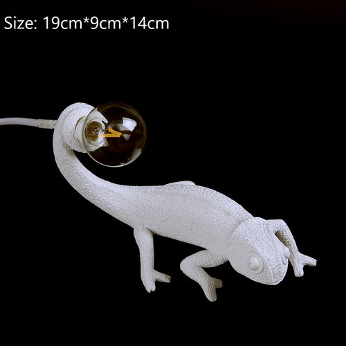Modern and playful chameleon lizard desk lamp in resin - vue 11 sur 11