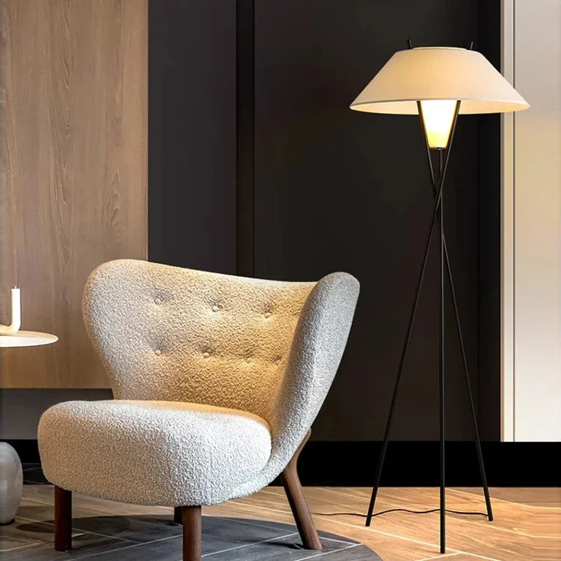 Modern LED floor lamp with foot switch for home decor - vue 4 sur 7