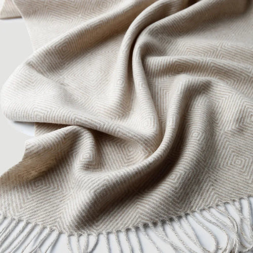 Soft wool throw with spiral pattern and fringes - vue 2 sur 5