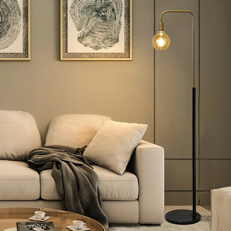 Retro brass LED floor lamp with minimalist creative design - vue 4 sur 7