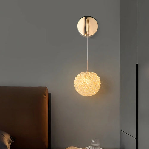 Elegant crystal and gold metal wall lamp for modern interiors - vue 5 sur 10