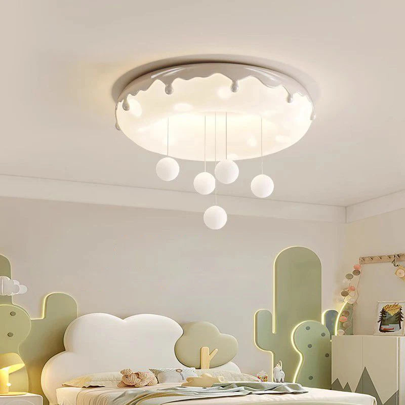 Doughnut-shaped ceiling light for a modern and cosy children's bedroom