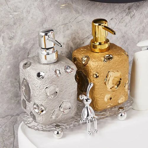 golden ceramic bottle with moon decor for lotion - vue 12 sur 11