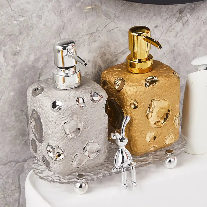 golden ceramic bottle with moon decor for lotion - vue 11 sur 11
