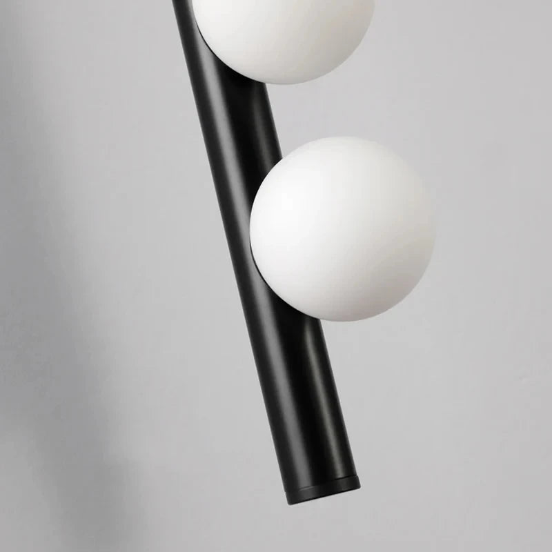 Modern glass and metal wall light for an elegant interior - vue 5 sur 10