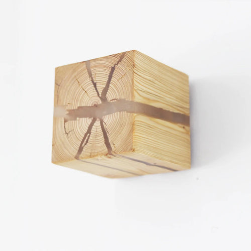 Handmade solid wood and resin LED wall light - vue 4 sur 9