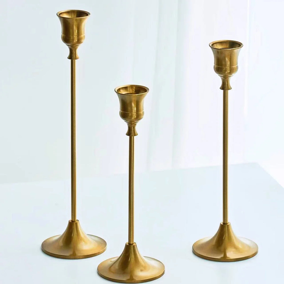 Set of three gold brass candle holders for weddings and dinners - vue 10 sur 18