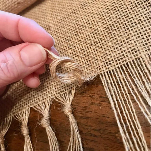 Rustic jute table runner with braided tassels - vue 5 sur 7