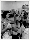 affiche artistique femmes buvant vin et mangeant spaghettis décor mural