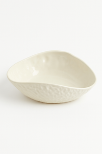 Textured ceramic plate with irregular wavy shape design