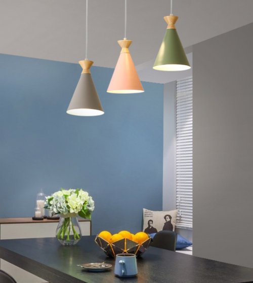Scandinavian pendant light with conical shade and wooden detail Avi - vue 3 sur 7