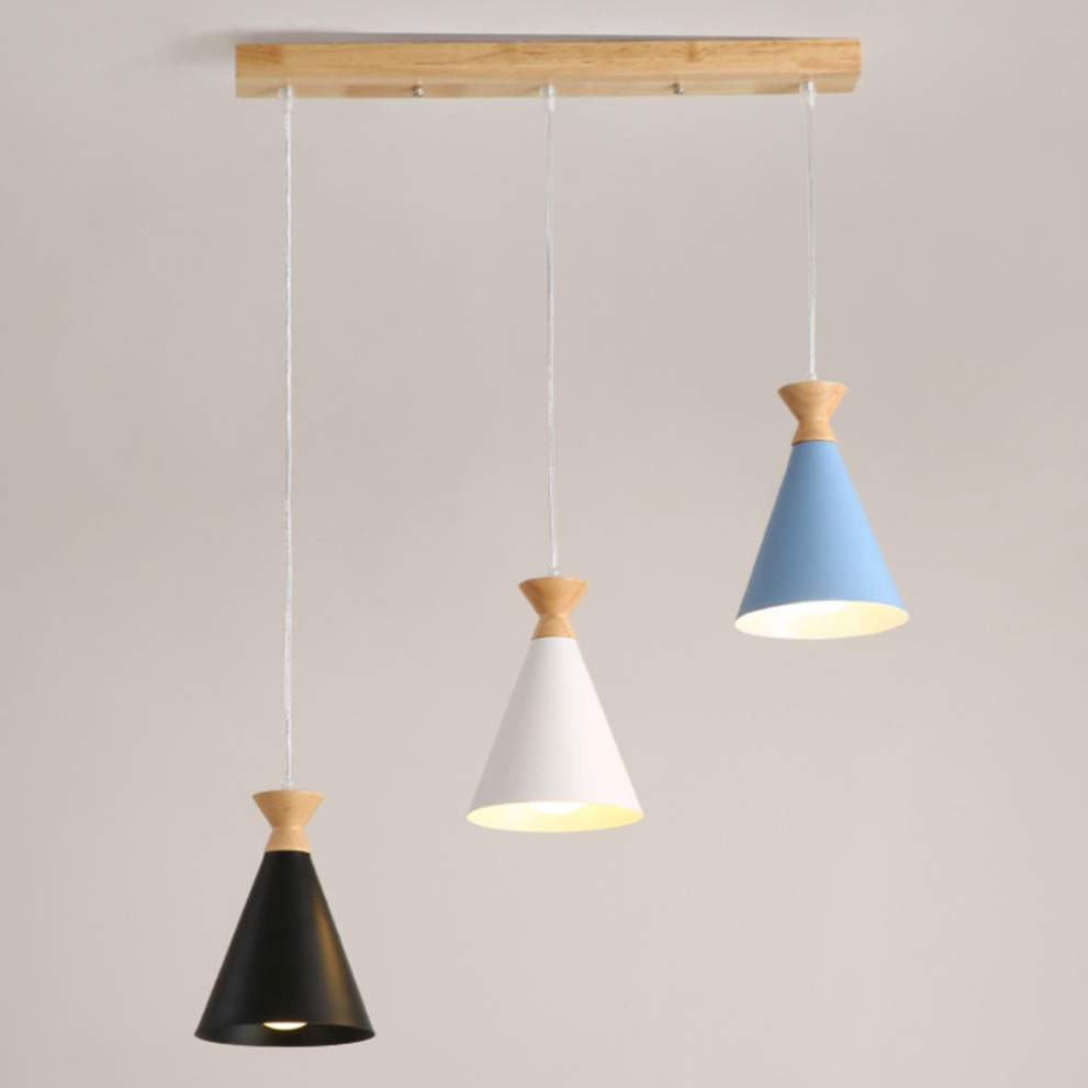Scandinavian pendant light with conical shade and wooden detail Avi - vue 4 sur 7
