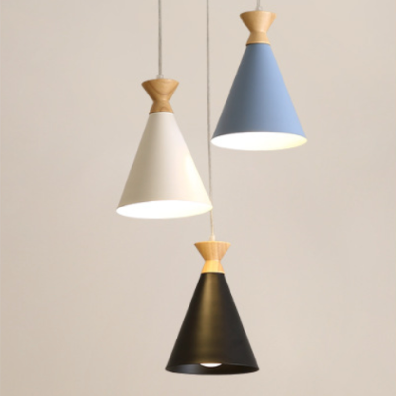 Scandinavian pendant light with conical shade and wooden detail Avi - vue 5 sur 7