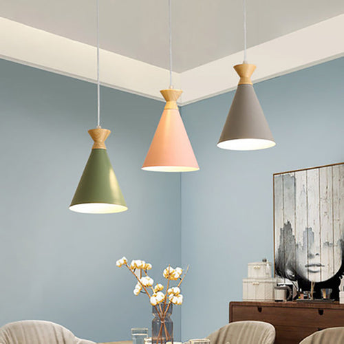 Scandinavian pendant light with conical shade and wooden detail Avi - vue 2 sur 7