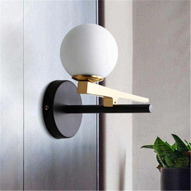 Gold wall light with glass globe - vue 3 sur 7