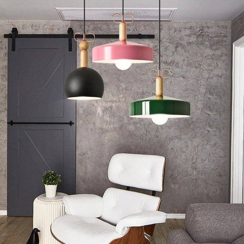 Suspension moderne de couleur et tige en bois - vue 4 sur 7