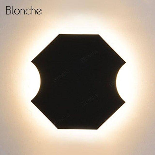 Modern geometric LED wall light in metal - vue 4 sur 9