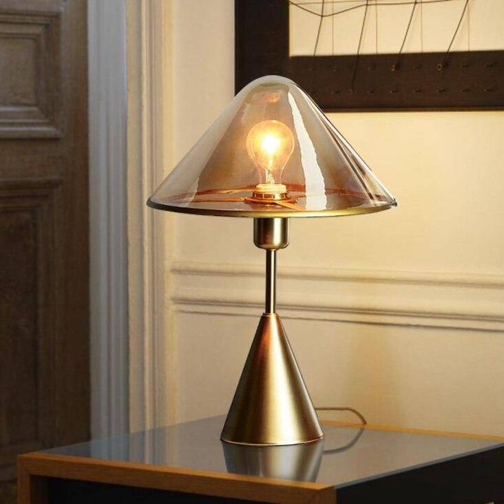 Design LED table lamp with gold metal conical base - vue 5 sur 9