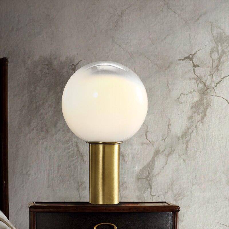 Lampe à poser design LED de forme cylindrique dorée et boule en verre blanc - vue 3 sur 5