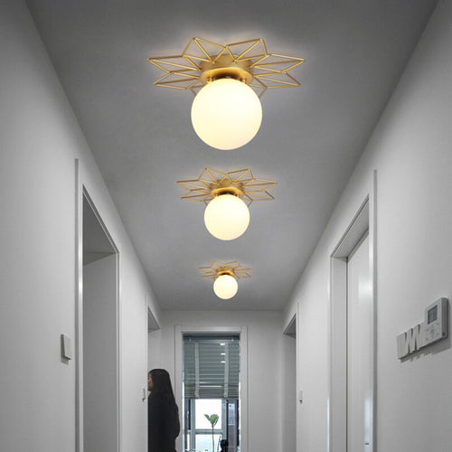 Modern LED ceiling light with metallic sun and Sana globe - vue 4 sur 10
