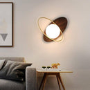 Design LED wall light with rounded base and gold ring shadow