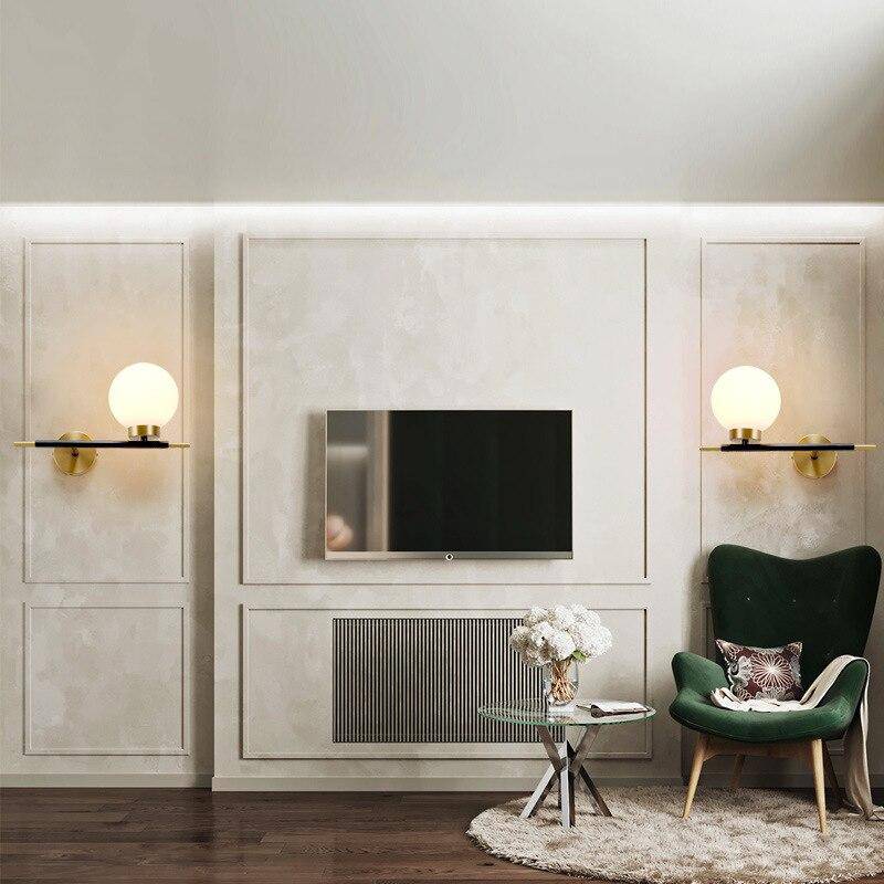 Modern gold LED wall light with glass globe - vue 2 sur 9