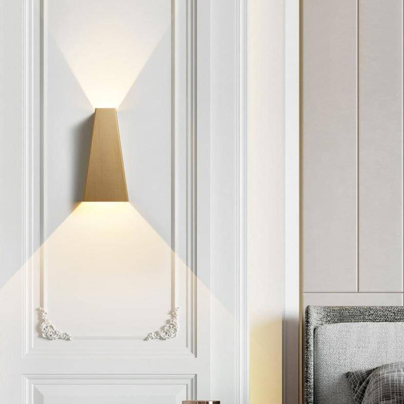 Geometric brushed metal LED wall light - vue 3 sur 18