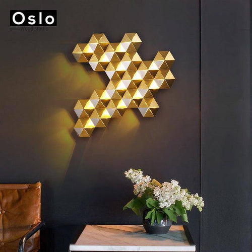 Luxury LED wall light with gold geometric design - vue 3 sur 10