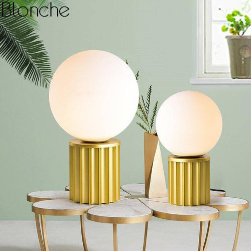 Lampe à poser design en métal doré avec boule blanche LED - vue 3 sur 7
