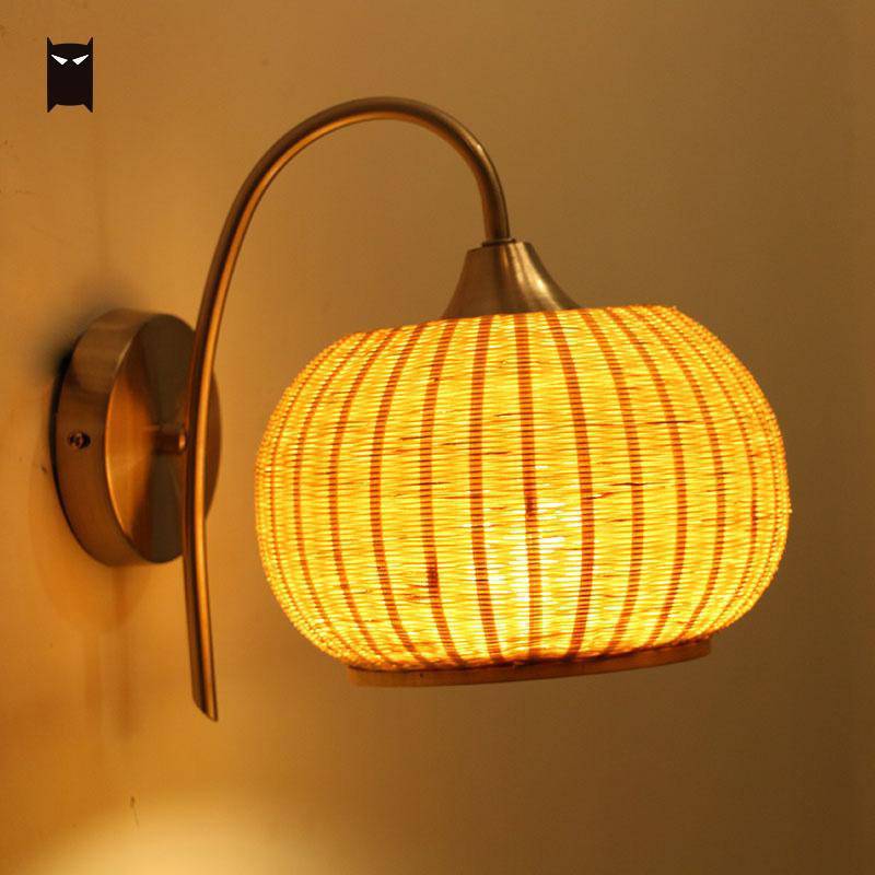LED rattan wall sconce with rounded shade - vue 3 sur 3