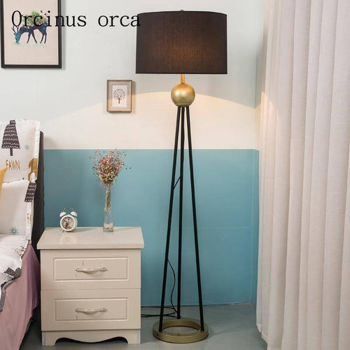 Design LED floor lamp with three connected legs, golden sphere and fabric shade - vue 2 sur 3